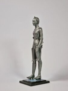 Estatua de Maschinenmensch de Metropolis por Cave Toys - Imagen 3