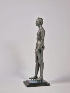 Estatua de Maschinenmensch de Metropolis por Cave Toys - Imagen 4