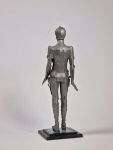 Estatua de Maschinenmensch de Metropolis por Cave Toys - Imagen 6