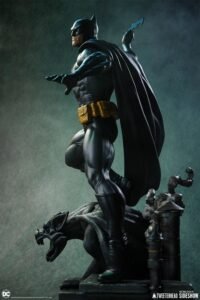 Figura de Batman (Black and Gray Edition) en DC Comics por Tweeterhead - Imagen 2