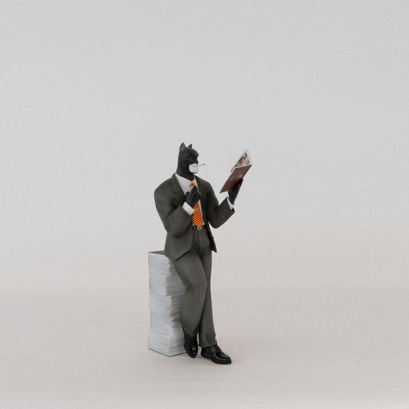Figura Blacksad sobre un montón de cómics en Blacksad por Plastoy